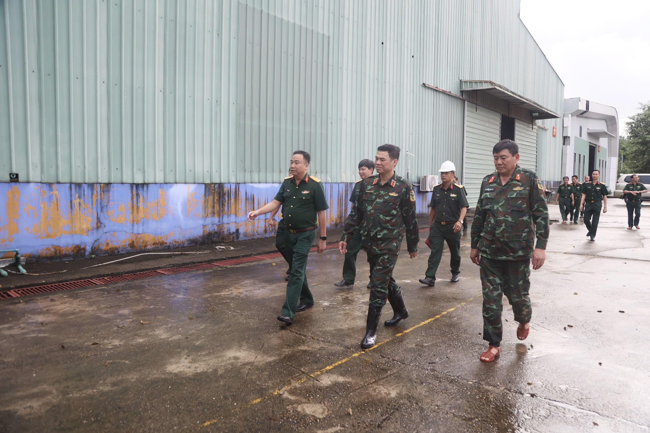 Thủ trưởng Tổng cục Công nghiệp quốc phòng kiểm tra công tác khắc phục hậu quả bão Yagi tại một số đơn vị