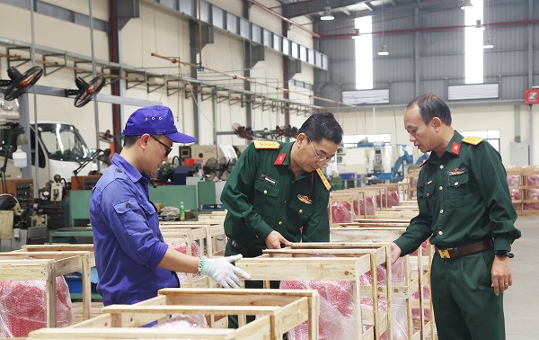 Nhà máy Z117 bàn giao tượng chân dung Chủ tịch Hồ Chí Minh cho các địa phương