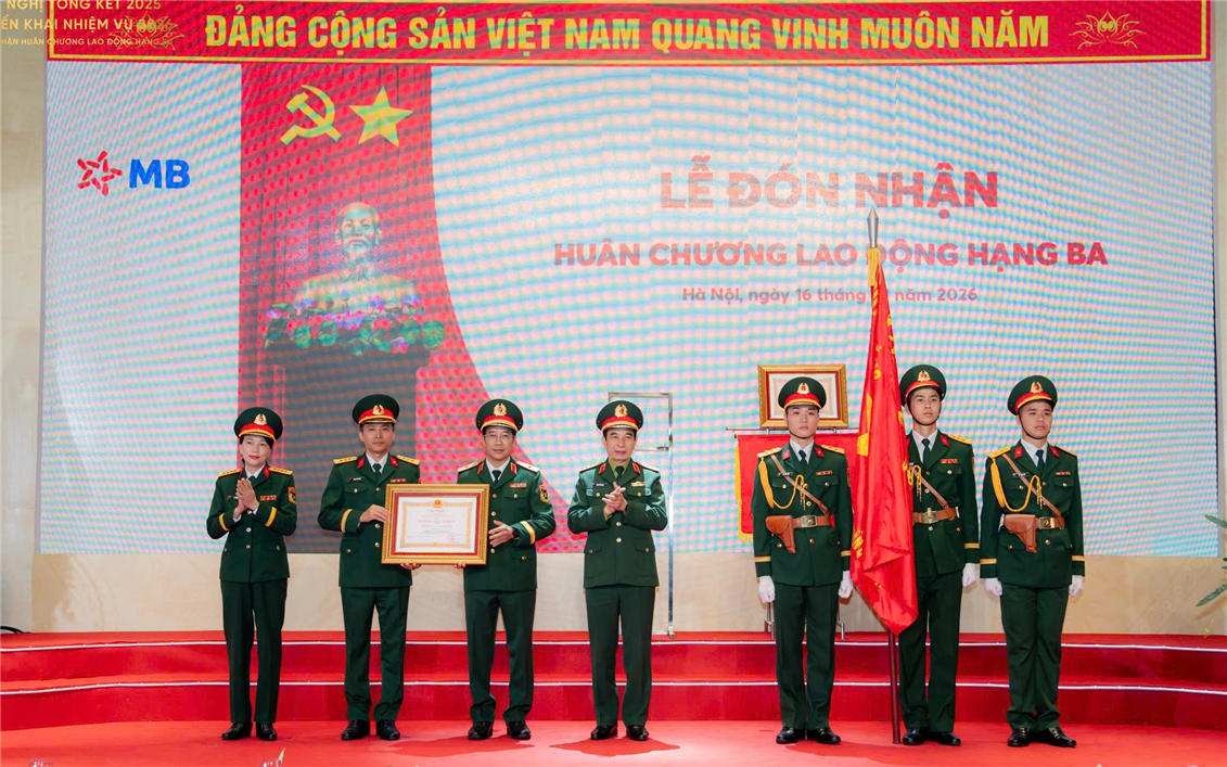 MB đón nhận Huân chương Lao động hạng Ba