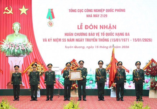 Nhà máy Z129 đón nhận Huân chương Bảo vệ Tổ quốc hạng Ba