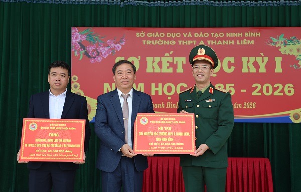 Thủ trưởng Tổng cục Công nghiệp quốc phòng thăm, tặng quà nhân dịp Tết Bính Ngọ 2026 tại Ninh Bình