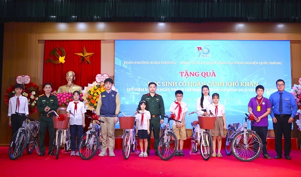 Tuổi trẻ Tổng cục Công nghiệp quốc phòng và phường Xuân Phương trao quà tặng học sinh trên địa bàn