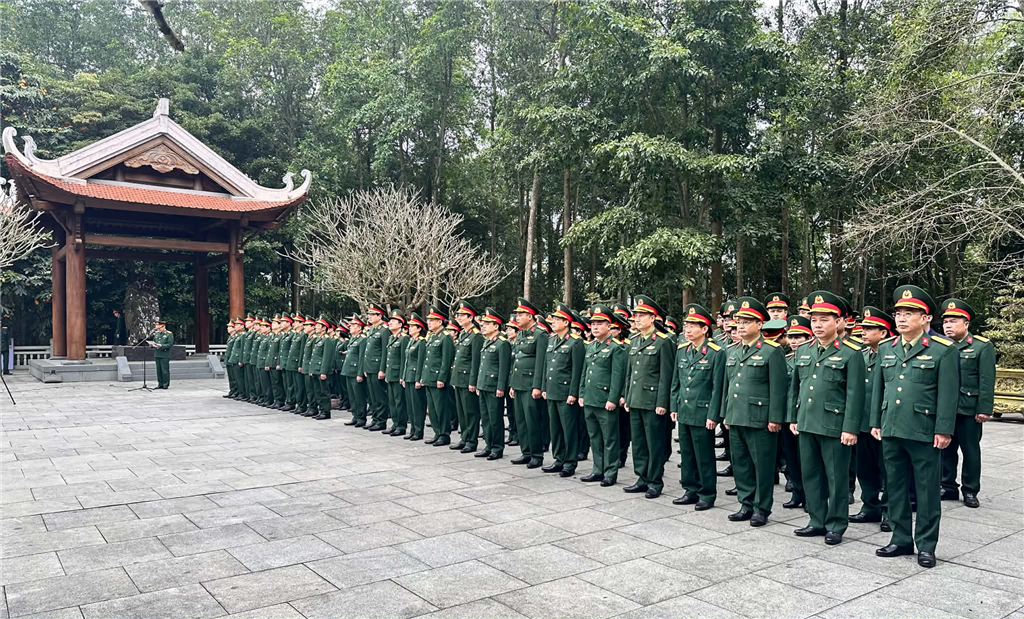 Dâng hương tưởng niệm Chủ tịch Hồ Chí Minh
tại Khu di tích Đá Chông