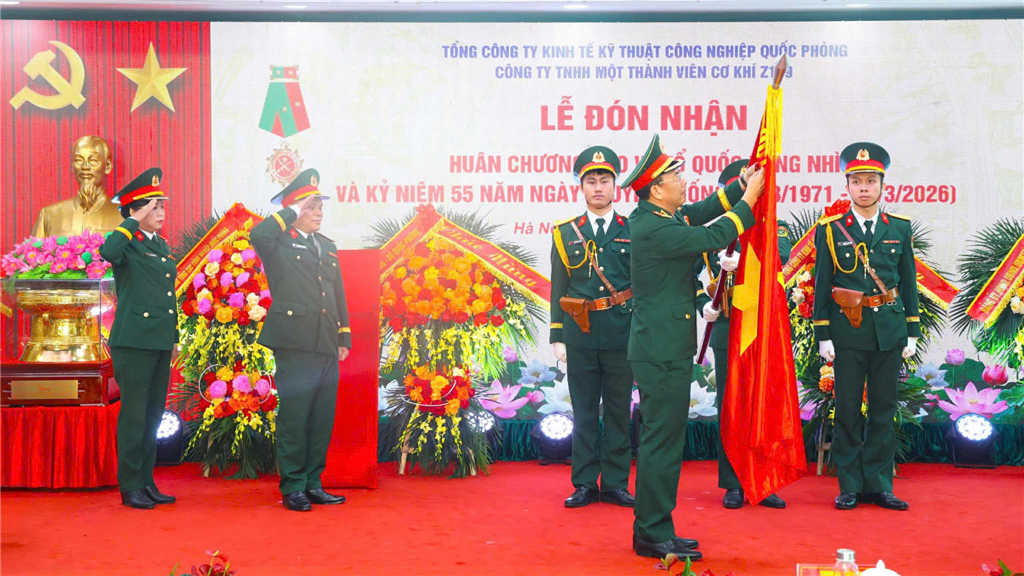 Công ty Cơ khí Z179 đón nhận Huân chương bảo vệ Tổ quốc hạng Nhì