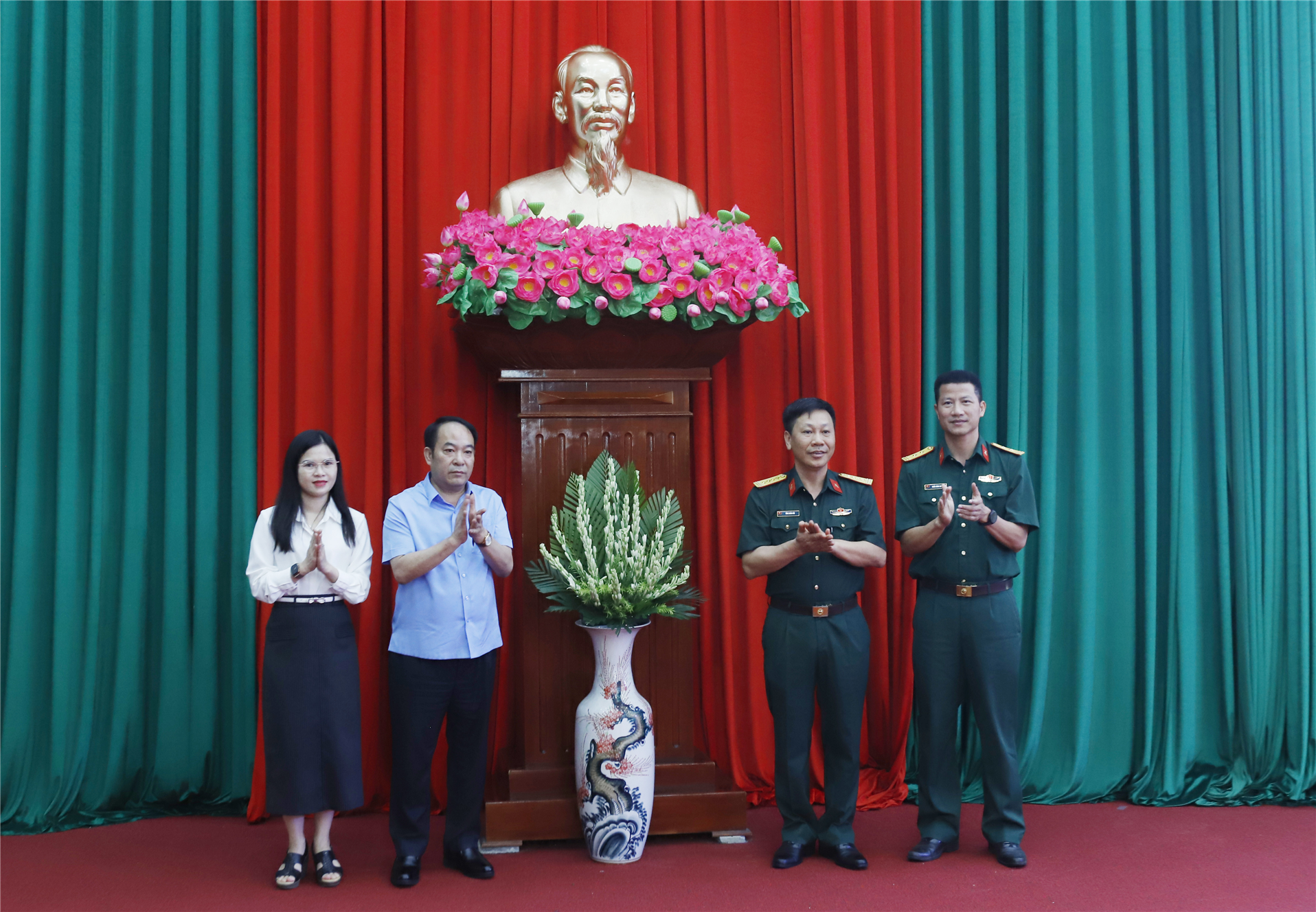 Tổng cục Công nghiệp quốc phòng trao tượng chân dung Chủ tịch Hồ Chí Minh tặng xã Tân Thanh