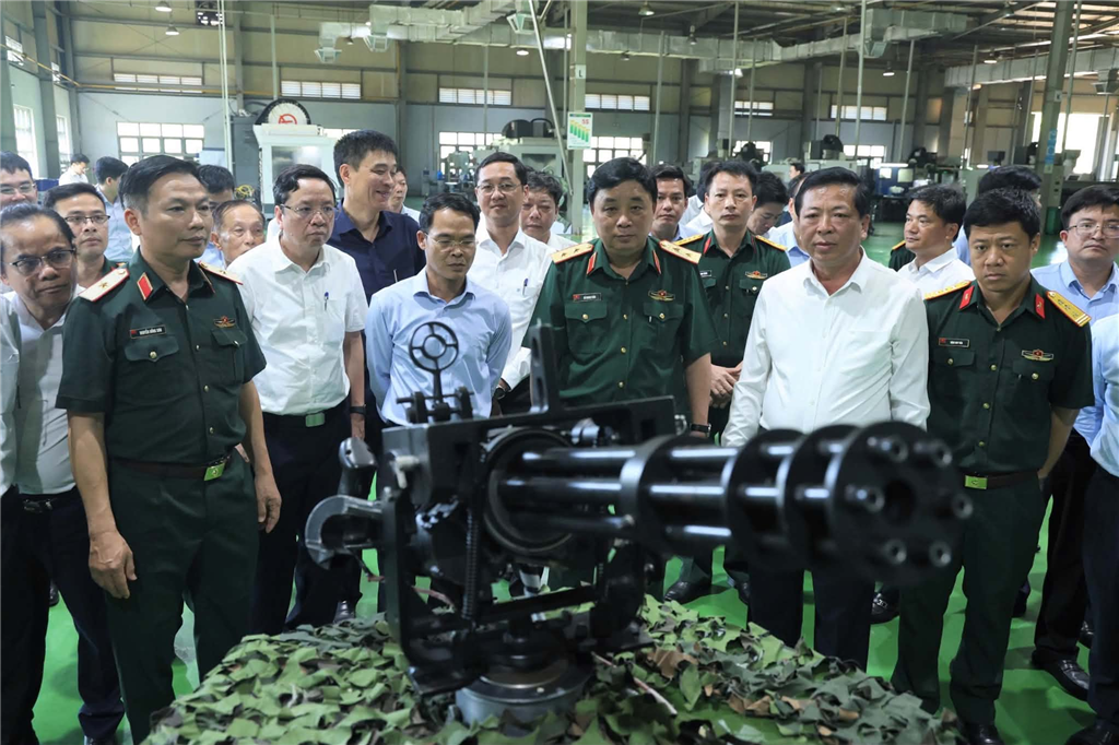 Bộ trưởng Bộ Xây dựng làm việc tại một số đơn vị thuộc Tổng cục Công nghiệp quốc phòng