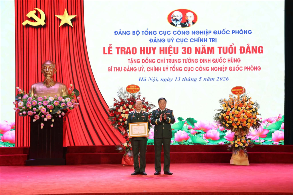 Đảng viên thuộc Đảng bộ Cục Chính trị Tổng cục Công nghiệp quốc phòng đón nhận Huy hiệu 30 năm tuổi Đảng
