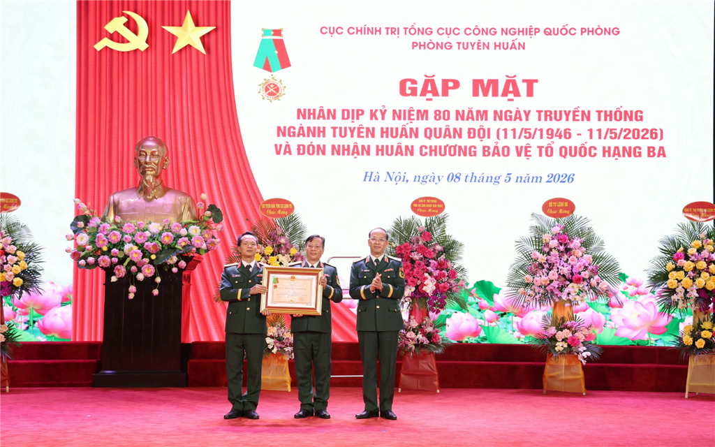 Phòng Tuyên huấn đón nhận Huân chương 
Bảo vệ Tổ quốc hạng Ba