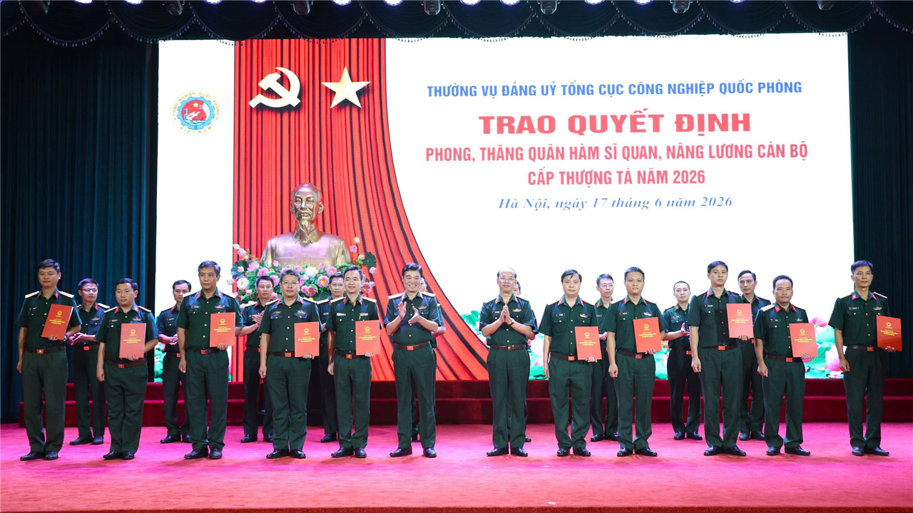 Thường vụ Đảng ủy Tổng cục Công nghiệp quốc phòng trao quyết định phong, thăng quân hàm cấp Thượng tá năm 2026