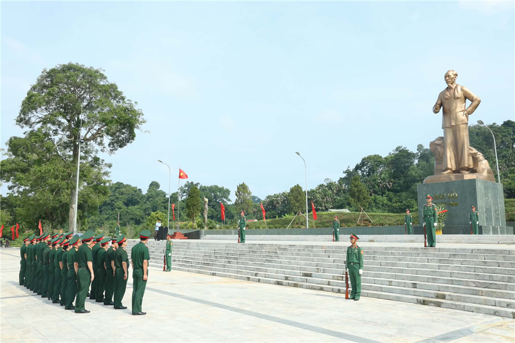 Dâng hương tại Khu Di tích quốc gia đặc biệt Tân Trào