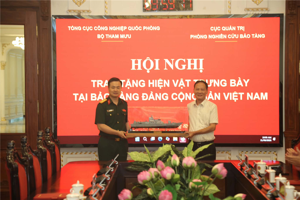 Trao tặng hiện vật trưng bày tại Bảo tàng Đảng Cộng sản Việt Nam