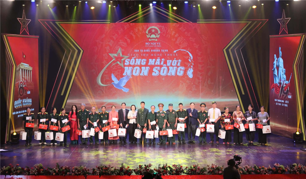 Tạp chí Công nghiệp quốc phòng và Kinh tế đồng hành cùng chương trình “Sống mãi với non sông”