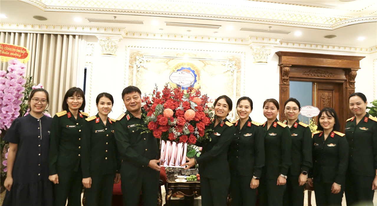 Thủ trưởng Tổng cục Công nghiệp quốc phòng chúc mừng Ngày Phụ nữ Việt Nam