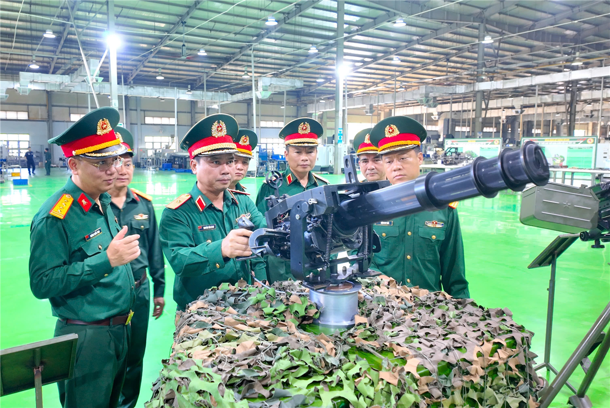 Chuẩn Đô đốc Nguyễn Văn Bách thăm và làm việc tại Nhà máy Z111