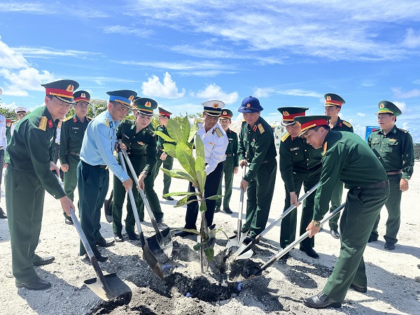 Đoàn công tác số 5 Bộ Quốc phòng thăm đặc khu Trường Sa và Nhà giàn DK1