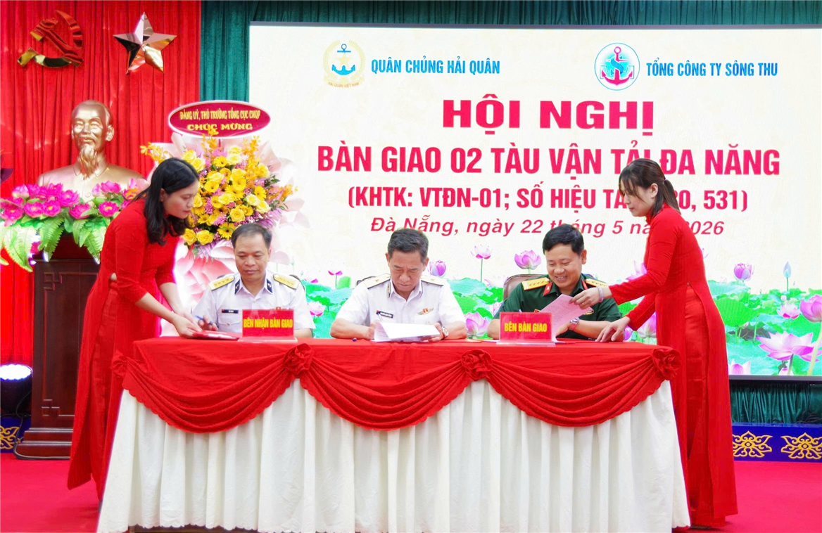 Tổng công ty Sông Thu bàn giao 2 tàu vận tải đa năng