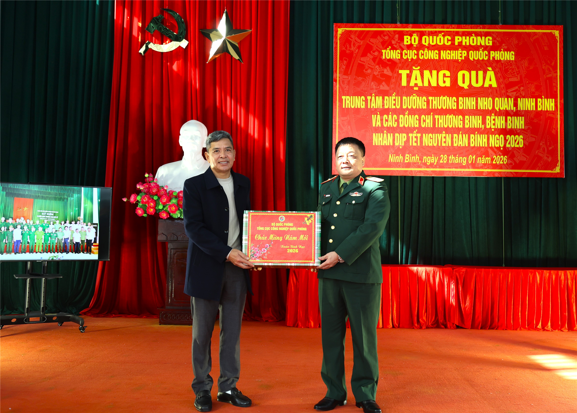 Thiếu tướng Nguyễn Đức Tăng, Phó Chính ủy Tổng cục CNQP trao quà tặng Trung tâm Điều dưỡng Thương binh Nho Quan (tỉnh Ninh Bình).