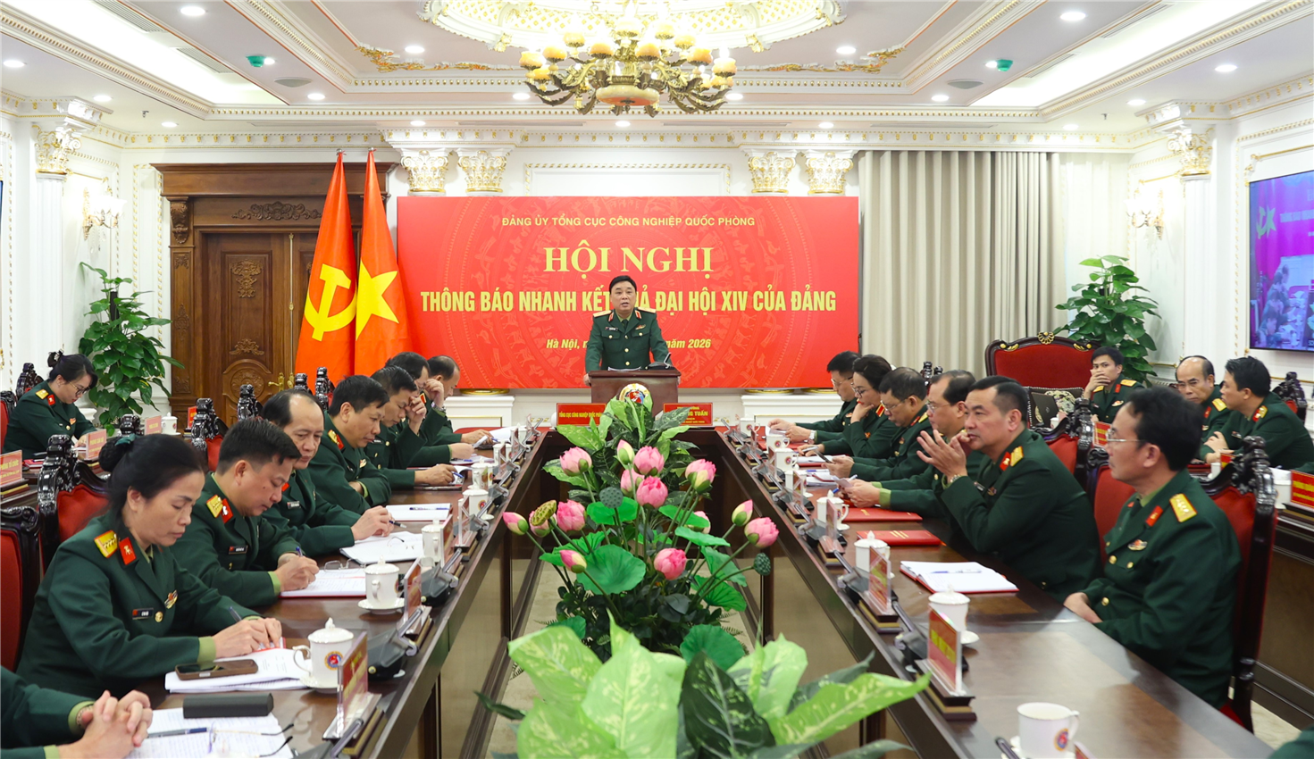 Trung tướng Hồ Quang Tuấn, Phó Bí thư Đảng ủy, Chủ nhiệm Tổng cục CNQP thông báo kết quả Đại hội đại biểu toàn quốc lần thứ XIV của Đảng.