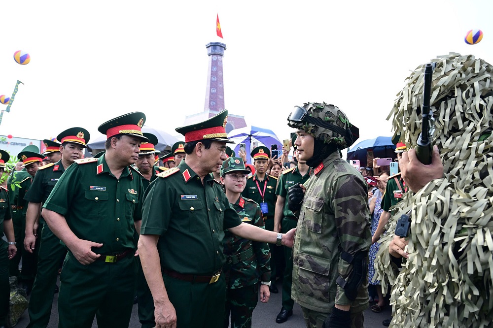1. Đại tướng Phan Văn Giang, Ủy viên Bộ Chính trị, Phó Bi thư quân uỷ Trung ương, Bộ trưởng Bộ trưởng Bộ Quốc phòng (nay là Phó Thủ tướng Chính phủ, Bộ trưởng Bộ Quốc phòng) tham quan sản phẩm do Nhà máy Z176 sản xuất (tháng 9/2025). Ảnh: CTV