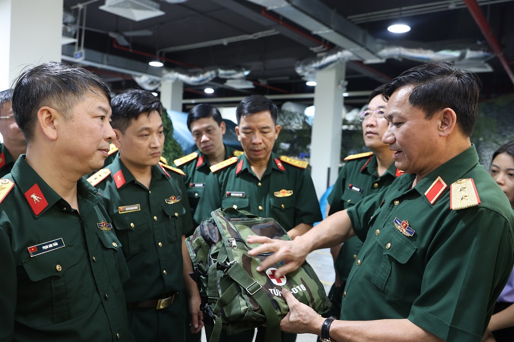 2. Trung tướng Lê Văn Hướng, Cục trưởng Cục Quân lực/Bộ Tổng Tham mưu (nay là Phó Tổng Tham mưu trưởng Quân đội nhân dân Việt Nam) kiểm tra các sản phẩm do Nhà máy Z176 sản xuất (tháng 10/2025). Ảnh: CTV